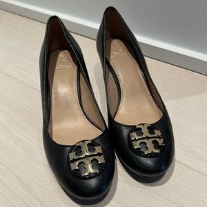 Tory Burch Multi - Logo Pump